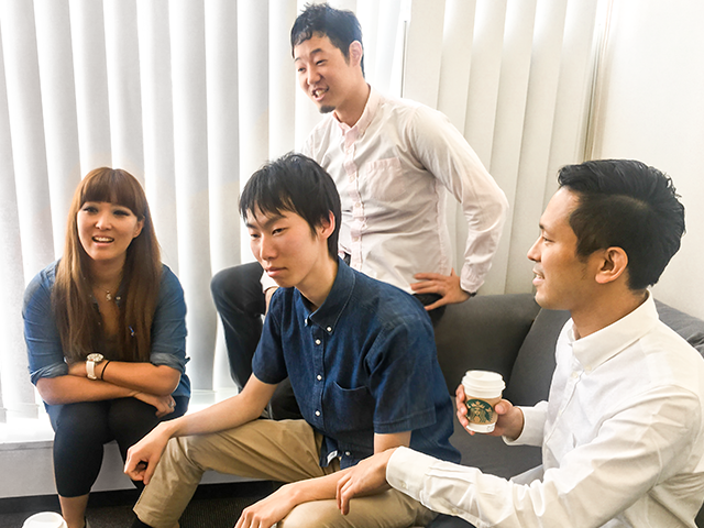 オフィスは色々な場所で仕事やコミュニケーションがとれるように環境を設計しています。