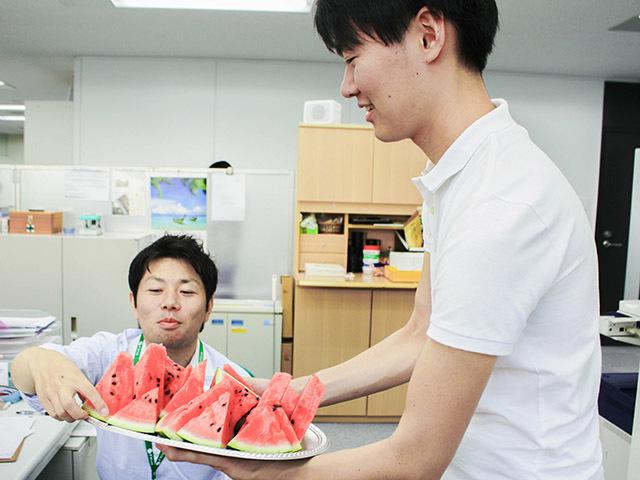 47CLUBならではの風景。
出店しているお店さんの商品を、社員みんなで試食中。いただいた後は、その商品のいいところ・改善できるところをシェア。