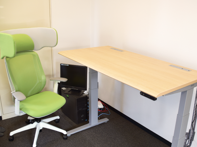 フリーアドレス制を導入しており、スタンディングデスクでも仕事が可能です。
