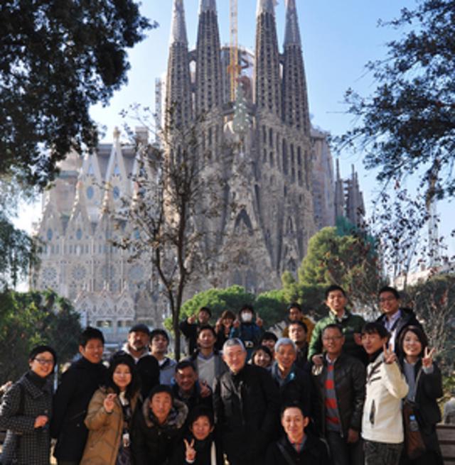 バルセロナでの集合写真
（サグラダ・ファミリアを背景に）