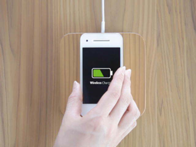 ビーサイズ第2弾の製品、杉間伐材でつくられたワイヤレス充電器REST。
飛騨の杉と加熱圧縮技術により杉の家電の量産化に成功。毎日充電すべき製品が増え続ける現代の生活課題と、工業製品としてサステイナブルな家電のあり方を追求した実験的製品