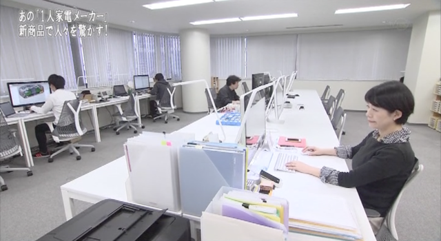 6名のスモールチームで開発運営を行っています。設計課題に対して、すぐその場でディスカッションし、試作してみるなど、リーンで高速な開発スタイルです。