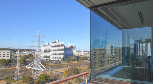 新横浜駅徒歩5分ほど。少年野球場や小川に面したビルの最上階（９F）にオフィスがあります。見晴らしがよく、閑静な環境。気持ちよく、開発に専念できます。