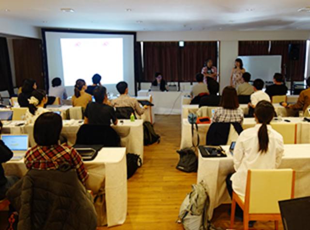 定期的に、全社ミーティングを実施している。外部のゲストスピーカーを呼んで話を聞いたり、メンバーが自発的に実施したデータ分析や提案をする場だ。