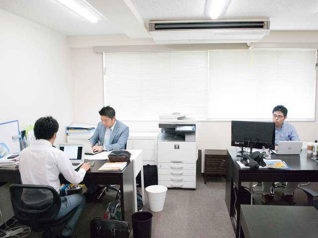 同社の社員はグローバルな環境で、日々新たな刺激を受けながらチャレンジングな仕事をしている。好奇心を刺激される感覚を仕事で味わいたい人にはピッタリな職場だ。