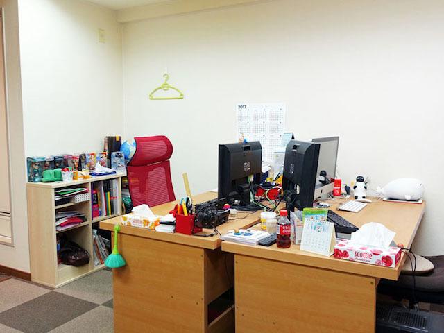 新宿ロケッツの開発体制は、代表・比屋根氏とプログラマーによる少数精鋭チームだ。エッジの効いたモノを世の中に披露できるよう、毎日コツコツと制作に励んでいる。