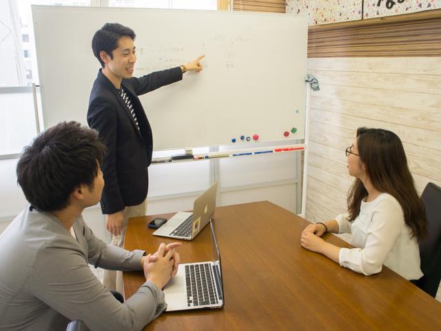 "平均年齢26歳"の若さを活かし、スピード感のある事業運営を心がけている。ベンチャーに“頭でっかち”は禁物とばかりに、施策はとりあえずやってみることを徹底し、とにかく試している。