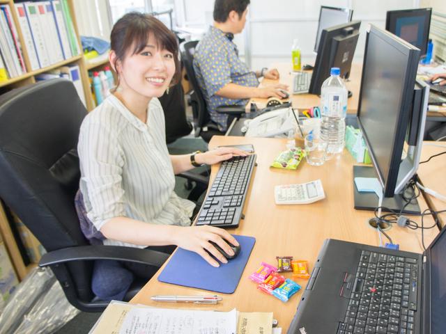 6名の社員のうち4名は英語とのバイリンガルで、社内ではたまに外国語でのコミュニケーションがあったり、外国語の文書を扱うので、外国語が身につくグローバルな環境がある。