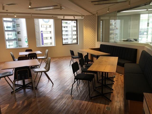 多目的スペースは、大人数の会議や社内懇親会、配信案件のスタジオ、昼食など、様々な用途で使われる。気分転換にスタンディングデスクで作業をする社員もいる。