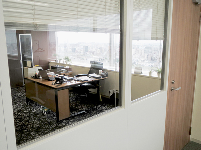 社長室はガラス張りになっており、経営と現場の距離をより一層縮めている