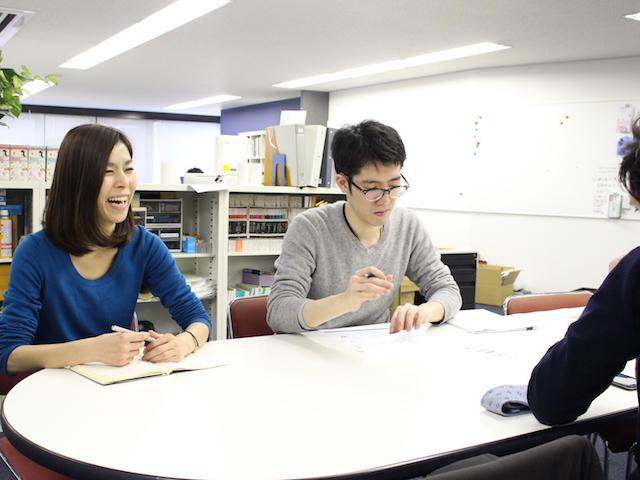 「いいものを創りたい」という想いのもと、経験年数や役職にこだわらず、一人ひとりがプロとして意見やアイデアを何でも出し合える風土が特徴。時には真剣に、時にはフランクに、自由な雰囲気の中で問題点や新しいアイデアを見つけていく。