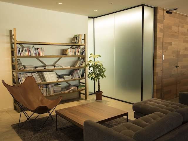 ライブラリースペースでは業界紙やおすすめの本が毎月追加され、勉強会や朝会、打ち合わせなどを行うアカデミースペースもある。