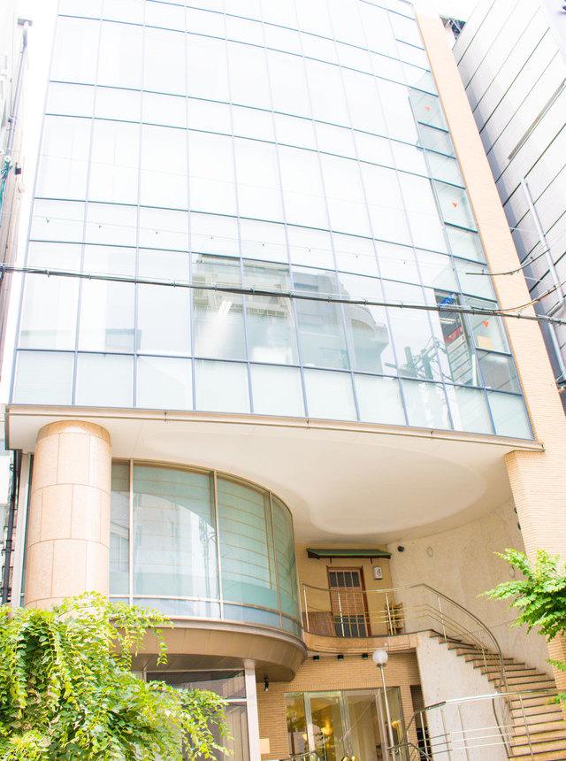 2012年には神戸三宮に自社ビルを取得。駅から５分以内の好アクセスを実現している。