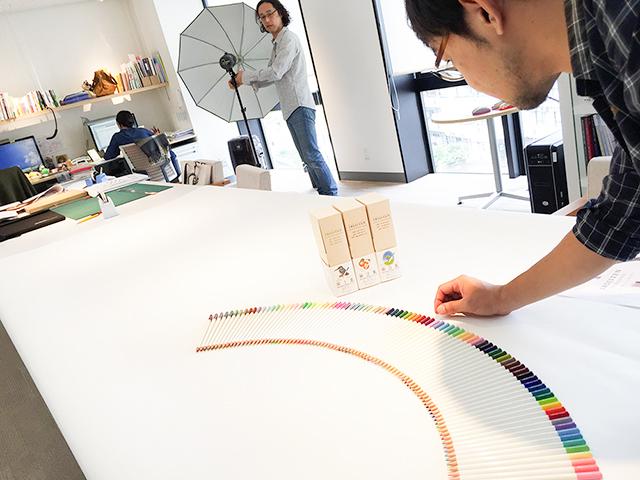 社内には、アートディレクターやデザイナー、エンジニア、営業と様々な職種のメンバーが集まる。