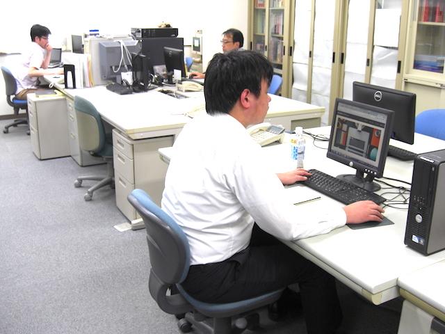 定時退社を推奨し、休暇も取りやすい風土で、明瞭な労務管理を行っている。