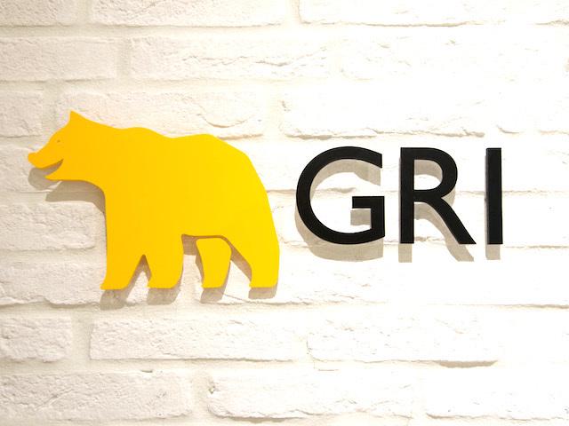 大きなクマのロゴはビッグデータを表している。しかもクマは雑食系動物であるので、「どんなデータ」でも扱うというポリシーを貫くという意志が込められている。