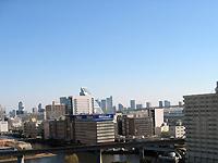 会社からレインボーブリッジ方面。<br/>夏は「東京湾大華火大会」が見え、<br/>お客様や社員が一緒に楽しむ恒例のイベントとなっている。