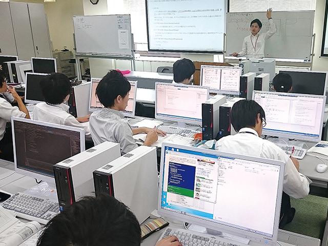 システム開発部門や営業部・広報部など様々な部門とコミュニケーションを図り、必要な情報を集め調整を行っていく必要があります。