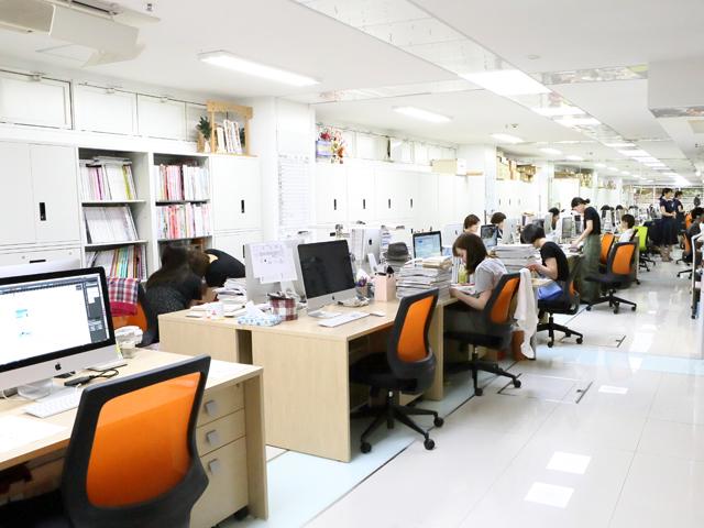 白を基調とした清潔感のあるオフィス。女性が7割なのでオフィスは自然と綺麗にキープされていますw
