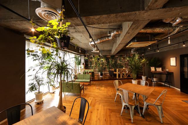 オフィスは基本的にオープン、解放的なスペース。チームメンバーの垣根を超えて、同世代や先輩後輩など会話を弾ませながらランチなどを楽しむことが多い。