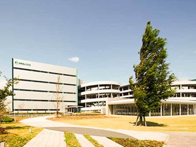 当社で取り扱うすべての商品が一括で集約される物流センターmagaco（マガコ）