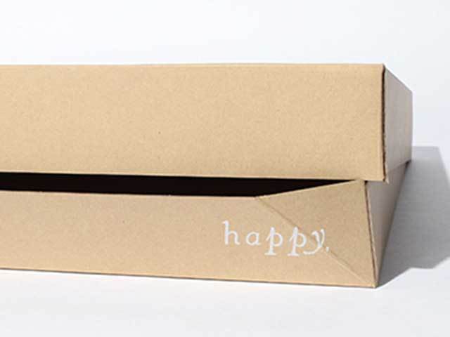 商品を手にしたお客様の「明日が楽しくなる」ことを願って、配送箱には「happy」の文字が