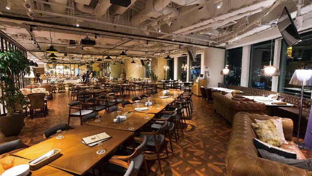 フロア内に社員だけが利用できるオシャレな「Cafe＆Dining」が併設されています♪