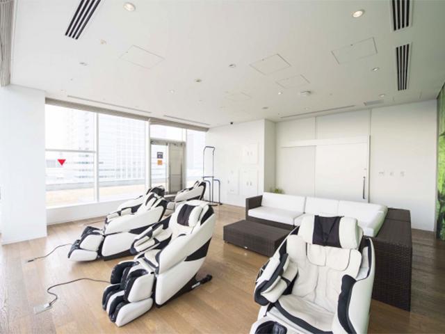 【充実した福利厚生】
資格取得支援制度や、ビジネス英語習得支援制度など、スキルアップをサポートする研修制度や社内公募制度も充実。
他にも、栄養バランスを考慮したカフェテリア、海を臨むリラクゼーションルーム、コーヒー無料など設備も整っています。
