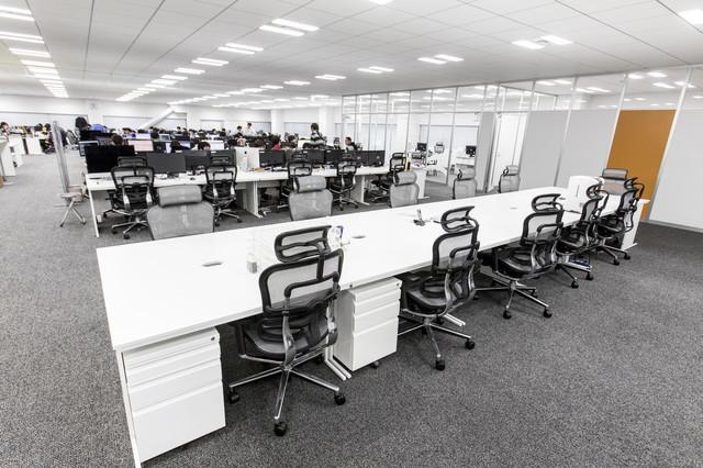 開放的なスペースで座席の区切りもなく、他部署とも積極的に交流を図ることができます。