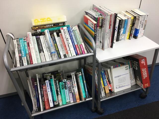 社内には沢山の本が溢れています。常に新しい技術を求め、技術への探究心が高い社員が多く在籍しています。