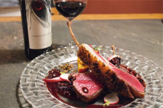 レストランでは直輸入ワインと本格料理との組み合わせを提案。自社ブランドのアンテナショップです。