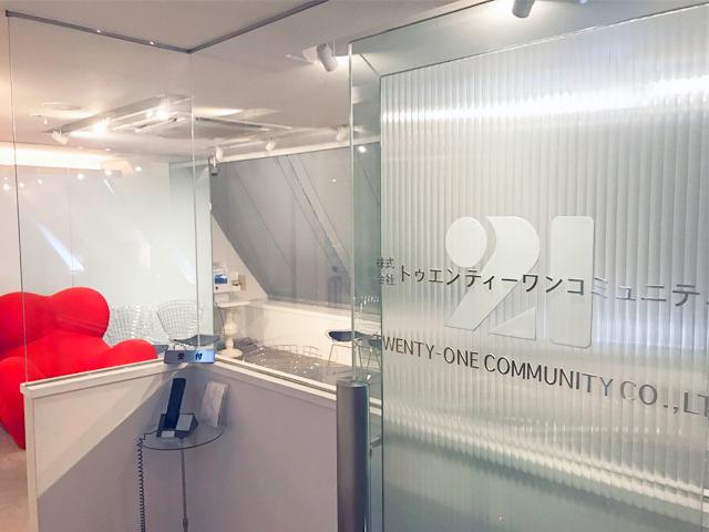 エントランスではなぜか巨大な赤いソファがお出迎え