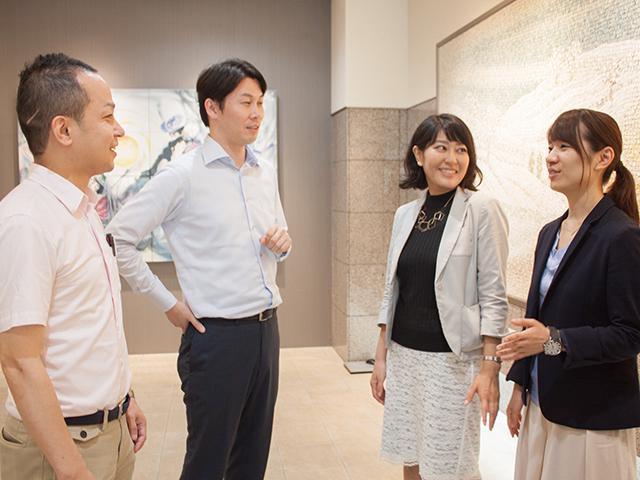 社員同士の意見交換が活発で、社内は活気に満ちている。