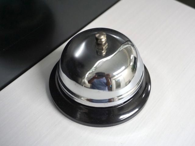 ご来社の際はこのベルをチーンと鳴らしてください。お待ちしています！