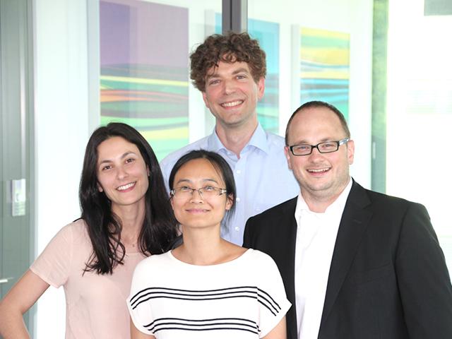 ニルス・オムランド社長を囲むドイツ本社のメンバー。入社後は、ドイツ本社で研修とOJTを受ける。