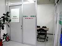 薬を渡すカウンターは患者様に座ってもらえるように設計