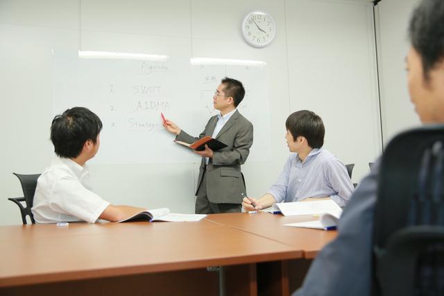 視線や脳波の動きを観測して反応を確かめる最新の手法（アイトラッキング・ニューロ）にも取り組み、日々、新たなリサーチを提案している