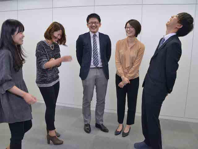 同社には様々な年代のメンバーがいて、和気あいあいとしている。職場にはこんな笑顔も。