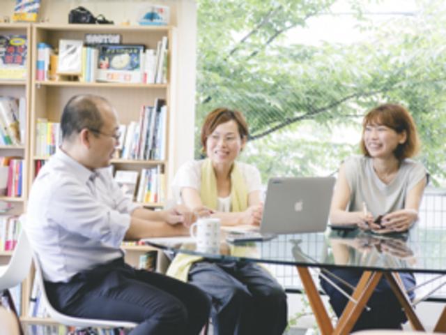 ミーティングスペース（食堂）では、いろいろな部署がミーティングをしています。