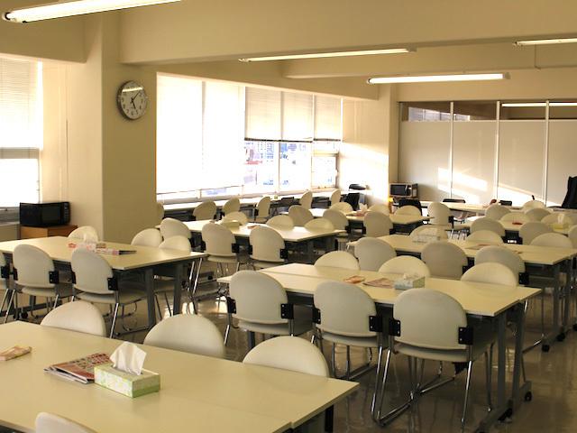 ランチルームの雰囲気。
とても広々としていて開放的な環境。