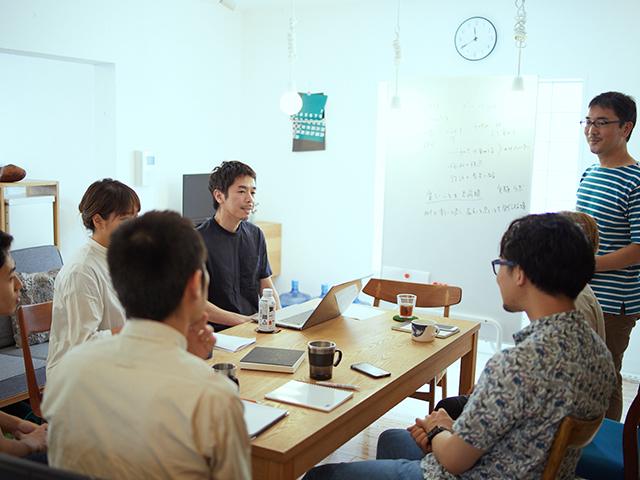 外部講師を招いて隔週で社内ワークショップを開催している。