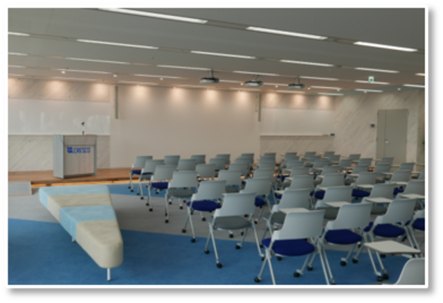 フリーアドレス、開放感あふれる明るい環境で仕事をしています。