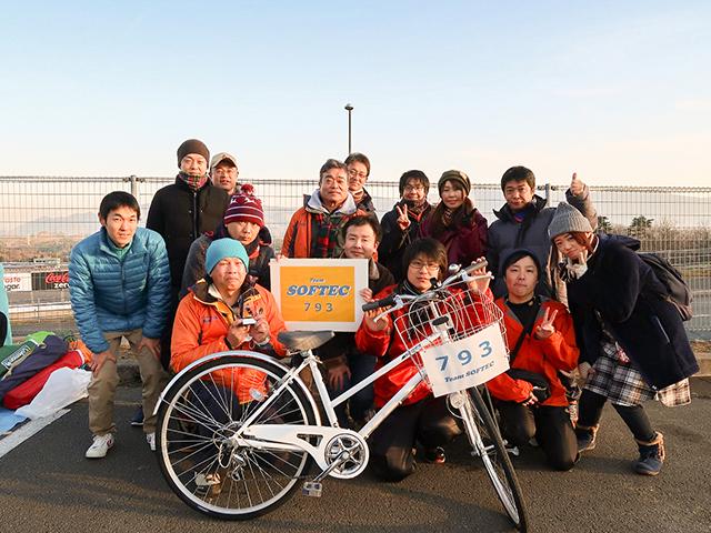 社外イベントの「ママチャリグランプリ」に参加。プライベートでも仲が良く、非常に働きやすい環境だ。下段は毎年恒例の地引網。