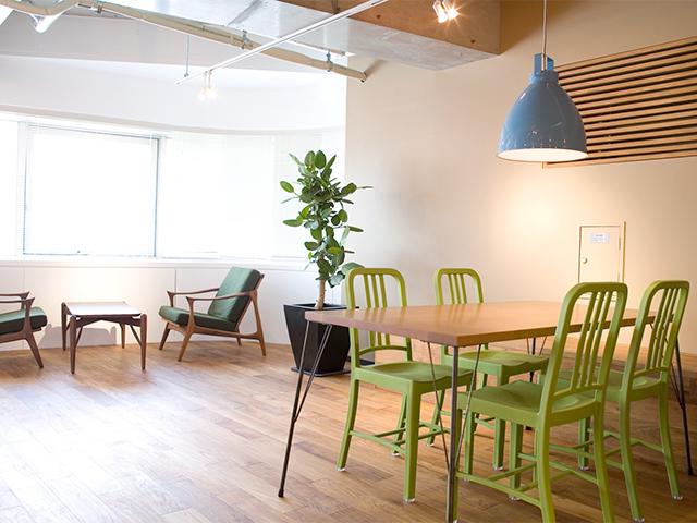 オフィスにはデッキスペースもあります。ちょっとした商談や、柔軟なアイディアを出しあうためにデッキスペースでMTGをすることもあります。