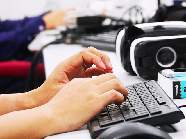 大規模ショッピングカートシステムの運用・保守や、オンライン商談システム、Liveシステムなどを開発しています。