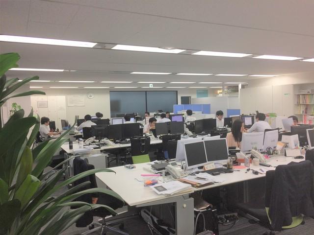 部署ごとの隔たりのないワンフロアで一続きのオフィスです。