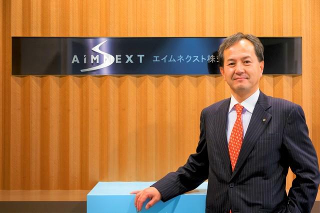 創業メンバーの一人である、代表取締役の清とオフィスのエントランス