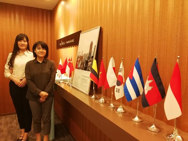 玄関にて。様々な国籍のメンバーがいます。