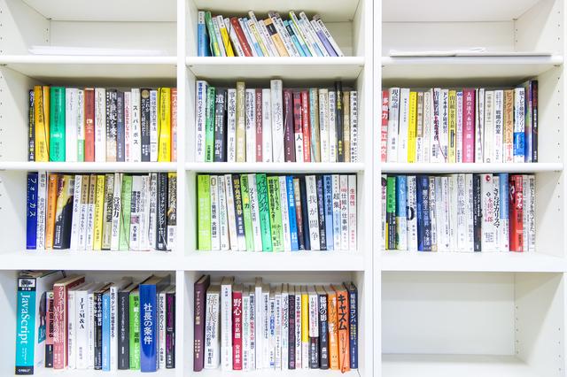 月5000円までの書籍代が支給され、いい本に出合ったら会社において共有している。