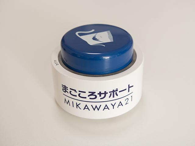 インターネットに接続できていないひとり暮らしのシニアに安心して暮らせる社会をつくるため開発された、IoTデバイス「MAGO（まご）ボタン」